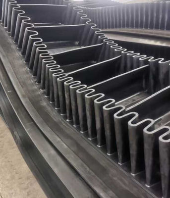 kaufen Black Corrugated Sidewall Conveyor Belt for Large Inclination Transportation online manufacture